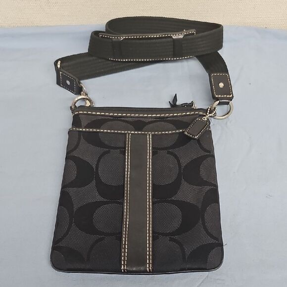 COACH SIGNATURE C JAQUARD SWINGPACK BFPM-07-010 - Picture 1 of 9